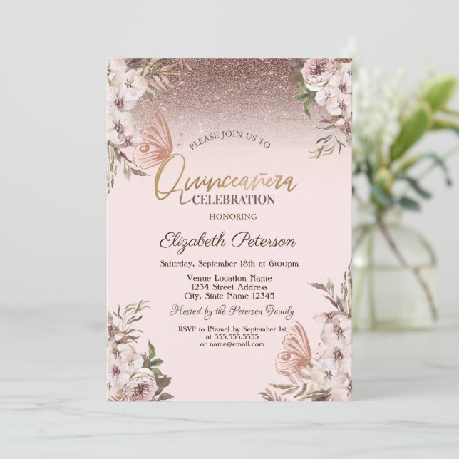 Boho Blume Glitzer Butterflies Quinceañera Einladung (Stehend Vorderseite)