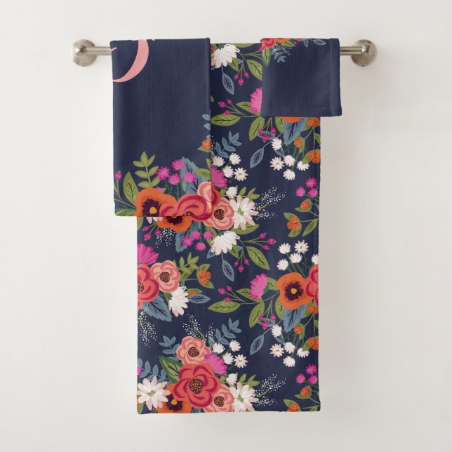 Boho Blumenstrauß - Marine-Blau u. rosa Monogramm Badhandtuch Set (Insitu)