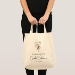 Boho Brautparty Shopping Bag Tragetasche<br><div class="desc">Boho Brautparty Shopping Bag. Entspannen Sie in einem rustikalen Charme mit einer angesagten, in Erdtönen gehaltenen Farbpalette aus Bräune, Braun, Rost, Terrakotta und gebrannter Orange. Diese Kollektion mit getrocknetem Gras, Blätter und Vintagen Wildblumen führt Sie zurück in die Natur. Mit Party-Schildern, Tischschildern, Taschentüchern und edlen Bonbons werden Sie eine Feier...</div>