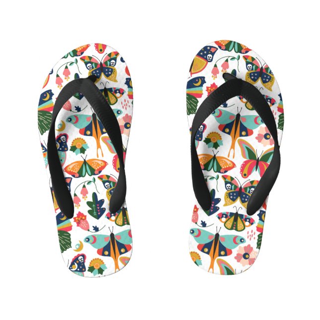 Boho Butterflies: Nahtloses Tapetenmuster. Kinderbadesandalen (Fußbett)