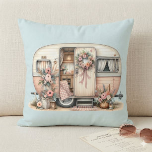 Boho-Camper mit Blumenkranz und Pastell-Rosa Kissen