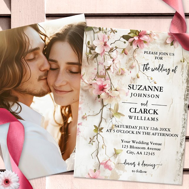 Boho Chic Pink Floral Rustikale Hochzeit Einladung (Elegant romantic wedding invitation featuring loosely painted pink flowers on rustic ivory)