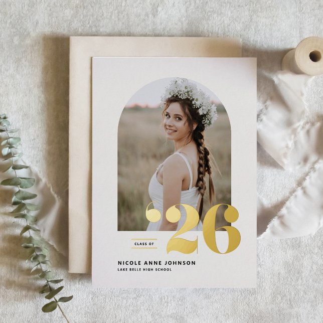 Boho Class of 2025 Arch Foto Abschluss Folieneinladung (Customizable gold foil photo graduation invitation featuring retro bold typography. )