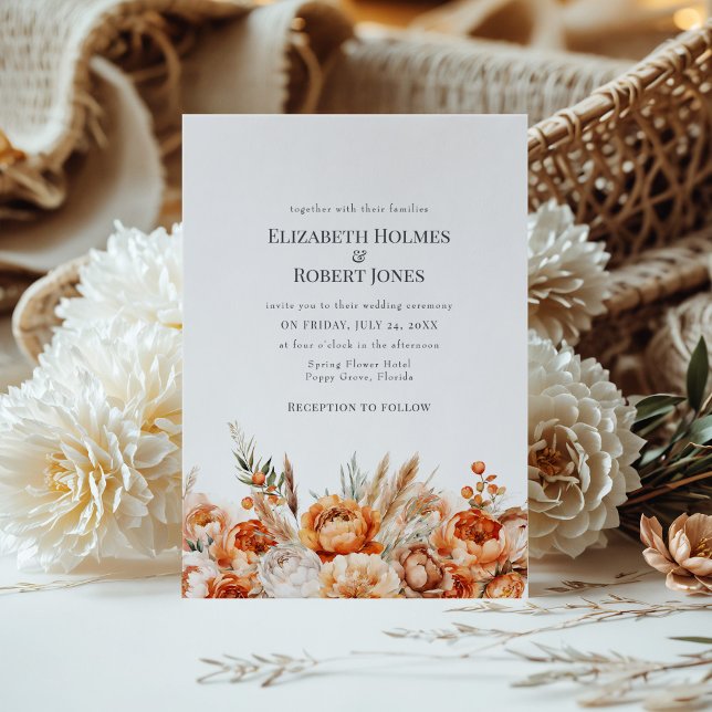 Boho Coral und Peach Dry Blume Einladung Hochzeit (Boho Coral and Peach Dry Flowers Wedding Invite on a table with a boho flower bouquet.)