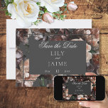 Boho Dark Peony Blume Moderne Hochzeit Save The Date<br><div class="desc">Dieses wunderschöne Blumendesign zeichnet sich durch ein Muster dunkler Pfotenblüten in Weiß,  Grau,  staubigen Rosa und Holzkohle aus. Es ist Teil der Boho Dark Peony Blume Charcoal Modern Wedding Suite Kartensammlung von Simply Farmhouse Press erstellt.</div>