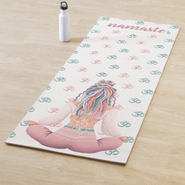 Boho Design- Frau mit Dreadlocks- Meditation- OM Yogamatte