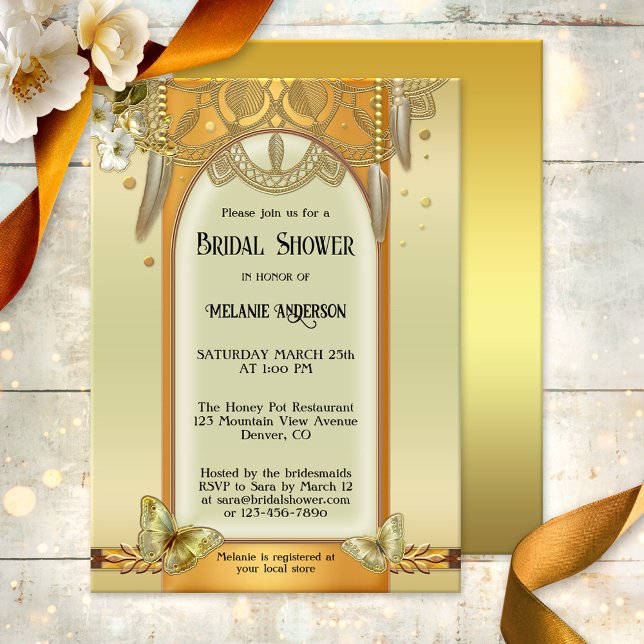 Boho Dreamcatcher Gold Bridal Dusche Einladung (Boho bridal shower invitation featuring a dreamcatcher design in gold and green with feathers)