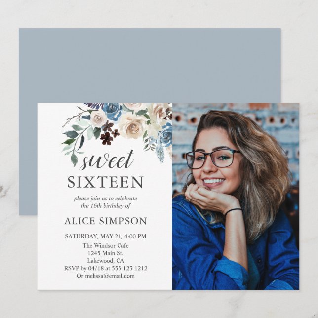 Boho Dusty Blue Beige Blume Foto Sweet 16 Einladung (Vorne/Hinten)