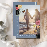 Boho Dusty Blue Wildblumen Foto Save the Date<br><div class="desc">Wildblumen Dusty Blue Foto Save the Date Karte. Stilvoll erinnern Sie Ihre Freunde und Familie an Ihren Hochzeitstag, mit dieser blühenden, schieferblauen, Wildblumen, Save the Date Foto-Karte, mit einer hübschen, weißen Typografie, über einem auffallenden, staubblauen und schwarzen Hintergrund, neben einem stilvollen Foto des zukünftigen Ehepaares, das Sie personalisieren können, umgeben...</div>