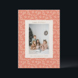 Boho Earthy Botanical Border Custom Foto Feiertagskarte<br><div class="desc">Feiern Sie die Saison mit dieser charmanten rustikalen Urlaubsfotokarte mit einem zarten Blumenmuster und einem zeitlosen Rahmen für Ihr Familienbild. Diese personalisierte Karte eignet sich hervorragend,  um Liebsten herzliche Wünsche zu senden. Sie bringt eine gemütliche,  festliche Touch zu Ihren Feiertagsgruben.</div>