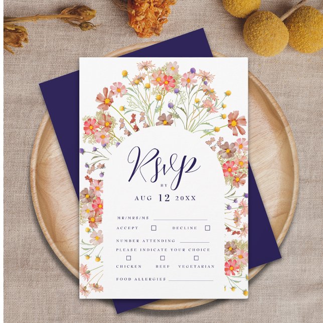Boho Fall Floral Arch Navy Blue & White Wedding RSVP Karte (Boho fall rustic wildflower floral arch elegant script navy blue and white wedding rsvp card)