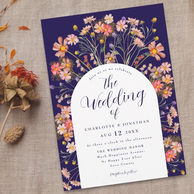 Boho Fall Rustic Floral Arch Navy Blue Wedding Einladung (Boho fall rustic wildflower floral arch navy blue and white wedding invitation with elegant script)