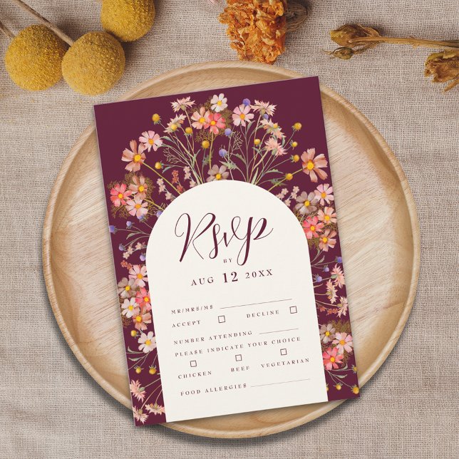 Boho Fall Rustikale Wildblume Blumenstrauß Hochzei RSVP Karte (Boho fall rustic wildflower floral arch elegant script burgundy and ivory cream wedding rsvp card)