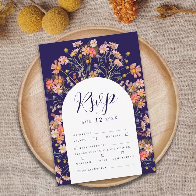 Boho Fall Rustikale Wildblume Blumenstrauß Hochzei RSVP Karte (Boho fall rustic wildflower floral arch elegant script navy blue and white wedding rsvp card )