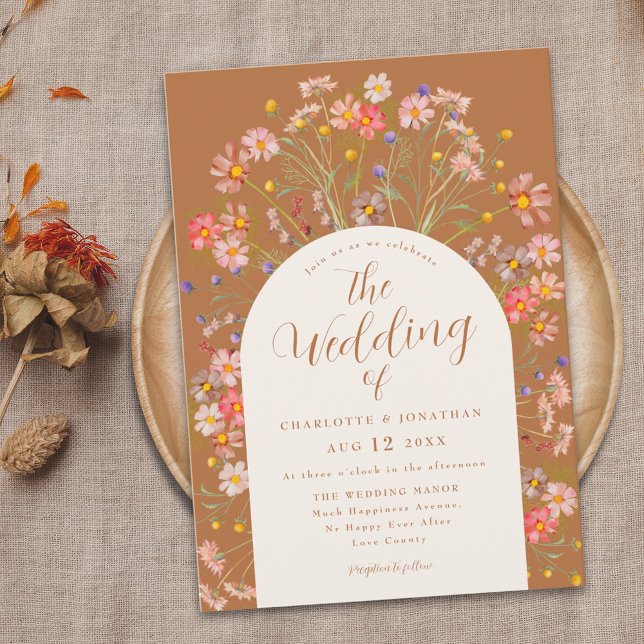 Boho Fall Wildblume Arch Einladung (Boho fall wildflower terracotta burnt orange wedding invitation with elegant arch and modern script )