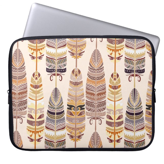 Boho Feathers: Stamm-nahtloses Muster Laptopschutzhülle (Vorderseite)