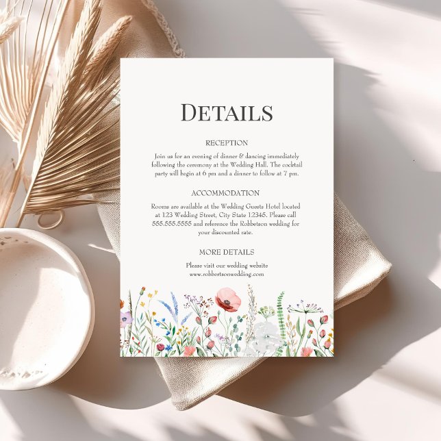 Boho Fleur sauvage Mariage Détails Carte de boîtie (Boho Wildflowers Wedding Details Enclosure Card on a sunny boho table with dry flowers.)