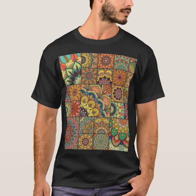 Boho Fliesen: farbiges Patchwork nahtlos Muster T-Shirt (Vorderseite)