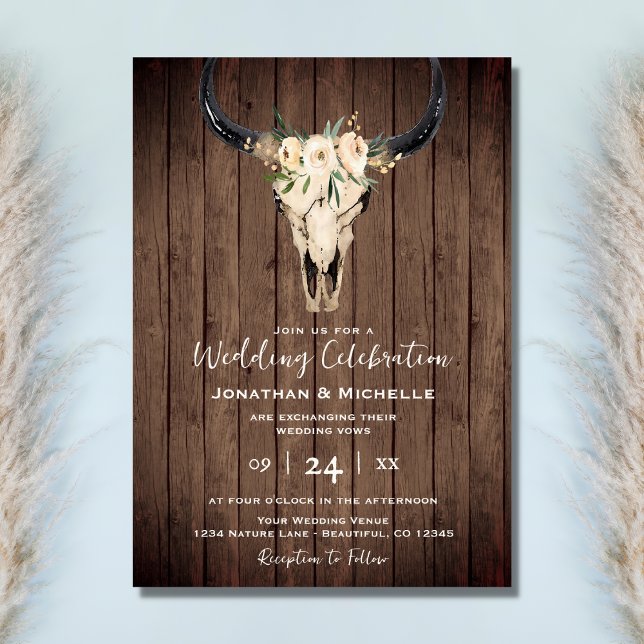 Boho Floral Cow Skull auf Rustic Wood Wedding Einladung (Von Creator hochgeladen)