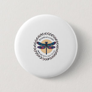 Boho Floral Dragonfly Sie ist mit Stärke bekleidet Button