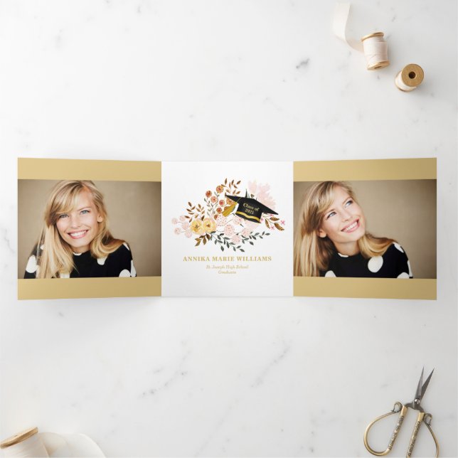 Boho Floral Graduate Multi Foto Dreifach Gefaltete Ankündigung (Innenseite)