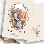 Boho Floral Save the Date<br><div class="desc">Boho Floral Save the Date. Diese stilvolle und elegante Hochzeitsankündigung rette-the-date mit prächtigen handbemalten Aquarellfarben-Wildblumen, die als hübscher Kranz mit einem Verlobung-Foto zum Personalisieren angeordnet sind. Auf der Rückseite befindet sich ein wunderschönes, sich mit der Braut und der Monografie des Bräutigams absetzendes Bouquet. Finden Sie passende Artikel in der Tan...</div>