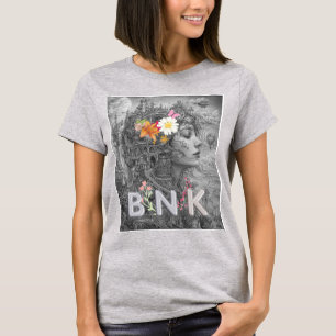 Boho-Frauenporträt mit Blumen – Schwarz und Weiß T-Shirt