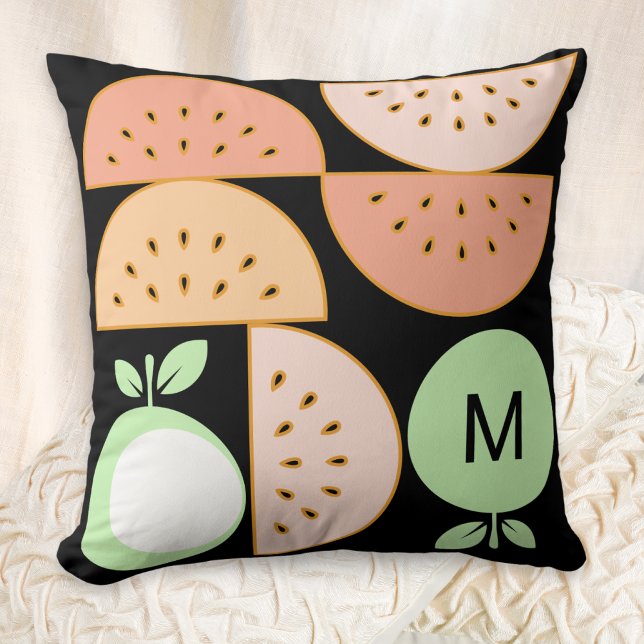 Boho Geometrisch Früchte Monogramm Mitte des Jahrh Kissen (A monogrammed throw pillow inspired by mid-century modern style, with melon and apple fruit shapes)