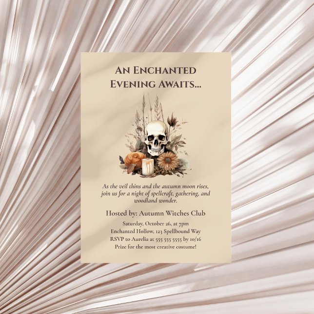 Boho Gothic Fall Party mit Skull und Blume Einladung (Boho Gothic Fall Party with Skull and Flowers Invitation on a boho neutral dry palm leaf)