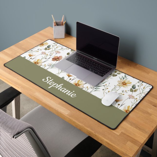 Boho Green Watercolor Wildflower Monogram Name Schreibtischunterlage (Büro 2)