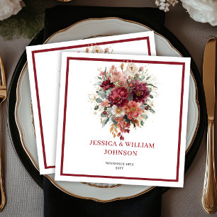 Boho-Herbst-Hochzeit mit Burgunderblumen und Marsa Serviette