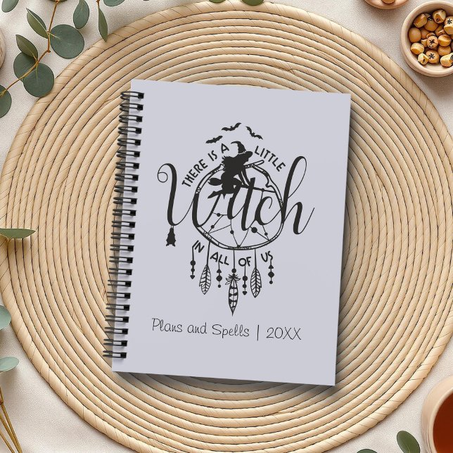 Boho Hexe Vibes Tasche - Kleine Hexe in uns allen Planer (Boho Witch Vibes – Little Witch in All of Us Planner on a boho table with herbs and a cup of tea.)