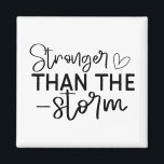 Boho Inspirational "Stronger als der Sturm" Magnet<br><div class="desc">Bleibe und inspiriert mit diesem minimalistischen "Stronger als der Sturm" Boho-Magneten. Dieses Design mit eleganter Schwarz-Weiß-Typografie ist eine tägliche Erinnerung innerer Stärke und Widerstandskraft. Egal, ob Sie ihn auf Ihren Kühlschrank, Schließfach oder Arbeitsbereich legen, dieser Magnet fügt jedem Raum eine sinnvolle Touch hinzu. Perfekt als ein kleines Geschenk der Ermutigung...</div>