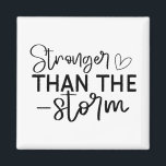 Boho Inspirational "Stronger als der Sturm" Magnet<br><div class="desc">Bleibe und inspiriert mit diesem minimalistischen "Stronger als der Sturm" Boho-Magneten. Dieses Design mit eleganter Schwarz-Weiß-Typografie ist eine tägliche Erinnerung innerer Stärke und Widerstandskraft. Egal, ob Sie ihn auf Ihren Kühlschrank, Schließfach oder Arbeitsbereich legen, dieser Magnet fügt jedem Raum eine sinnvolle Touch hinzu. Perfekt als ein kleines Geschenk der Ermutigung...</div>