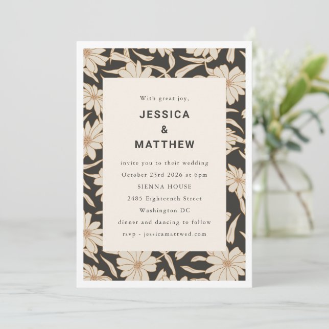 Boho Ivory und Black Floral Moderne einzigartige H Einladung (Stehend Vorderseite)