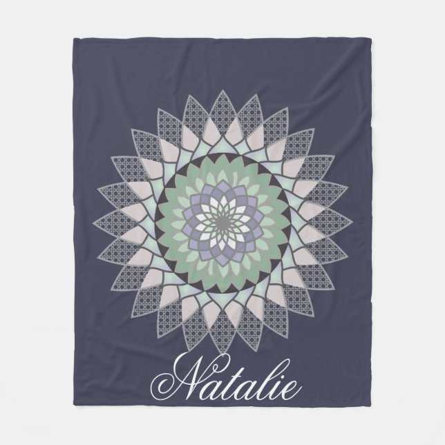 Boho Lavender Lotus Mandala Monogram Fleecedecke (Vorderseite)