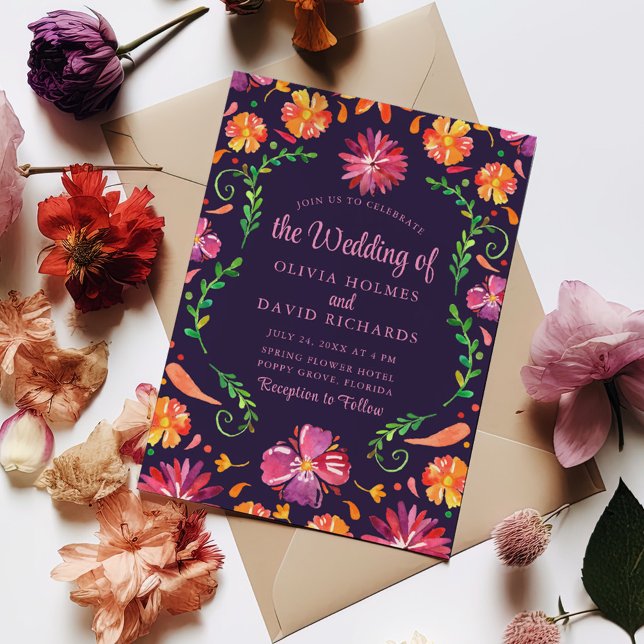 Boho Lila farbenfrohe mexikanische Fiesta Wedding Einladung (Boho Purple Colorful Mexican Floral Fiesta Wedding Invitation on a table surrounded with flowers)