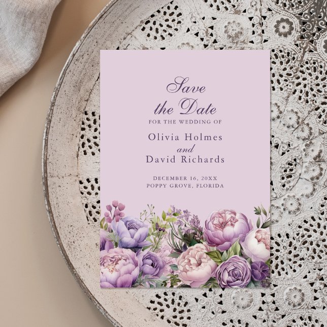 Boho Lilac et Purple Peonies Enregistrer la carte  (Boho Lilac and Purple Peonies Save the Date Card on a beautiful neutral boho plate.)