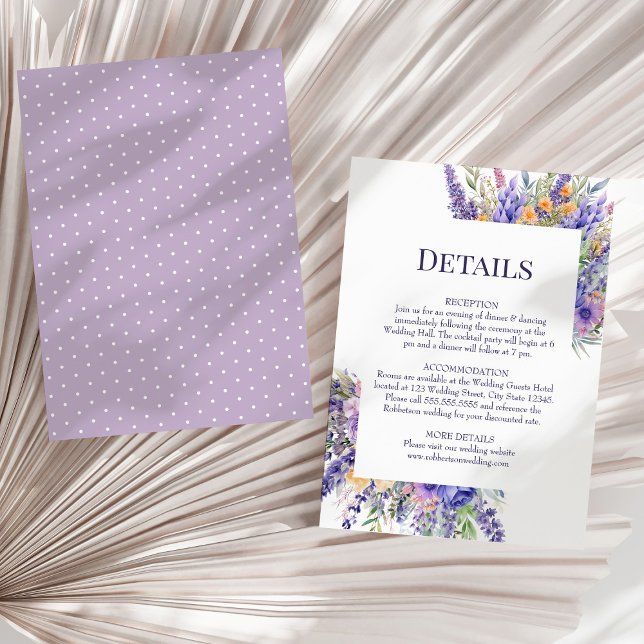Boho Lilac Watercolor Wildblumen Hochzeitdetails Einladung (Boho Lilac Watercolor Wildflowers Wedding Details Invitation on a sunny neutral dry palm leaf.)