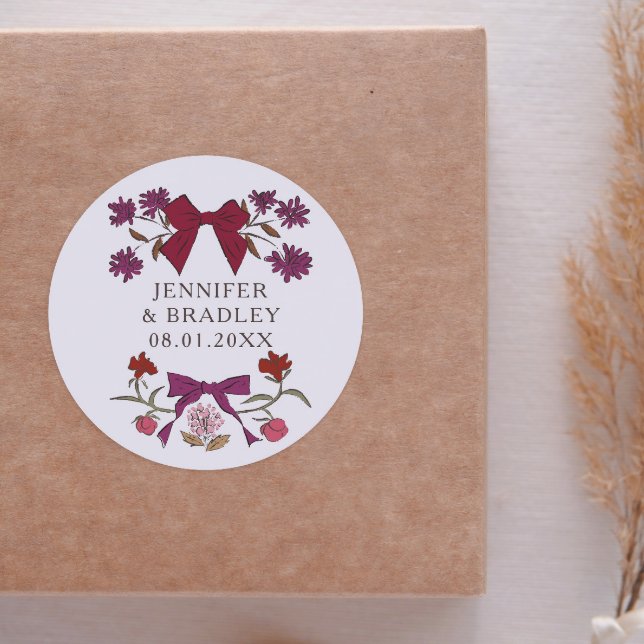 Boho Magneta Ribbons Floral Gastgeschenk Hochzeit Runder Aufkleber (Von Creator hochgeladen)