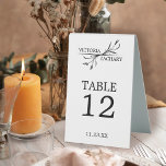 Boho Minimal Leaf Monogram Wedding Tischnummern Tischaufsteller<br><div class="desc">Die Tischnummer "Boho Minimal Leaf Monogram Wedding" ist eine exquisite Ergänzung Ihrer Hochzeitsempfangsdekoration. Mit diesen schön gestalteten Tischzelten, die moderne Blattlaus-Kunst und eine raffinierte Monogramm-Typografie bieten, besticht die Eleganz der Einfachheit. Die Schwarz-Weiß-Farbgebung strahlt einen zeitgenössischen Flair aus, während die zarten botanischen Akzente jedem Zelt eine Touch natürlichen Charmes verleihen. Mit...</div>
