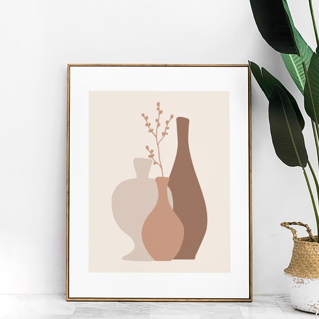 Boho Minimalistisch Terracotta Vasen mit getrockne Poster (Boho Minimalist Terracotta Vases with Dried Flower Poster in a frame next to a large house plant)