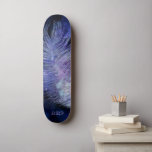 *~* Boho Mitternacht Himmel Kosmische Pastete Feat Skateboard<br><div class="desc">* Energetisch Enhanced Magical Mystical Cosmic Celestial Bohemisch Sinti und Roma Rustic atemberaubend schöne dunkle Midnight Navy Blue Watercolor Himmelshintergrund und funkelnde Himmelskosmie Federdesign. Die zauberhafte Feder ist sehr leicht und flüsternd. * Passen Sie an / Personalisieren Sie Ihre INITIALE / MONOGRAMM oder NAME. Verwenden Sie den Designer auch, um...</div>
