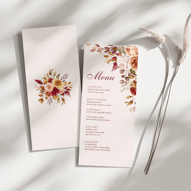 Boho Modern Burnt Orange Terracotta Floral Wedding Menükarte (Boho Modern Burnt Orange Terracotta Floral Wedding Menu on a sunny white table.)