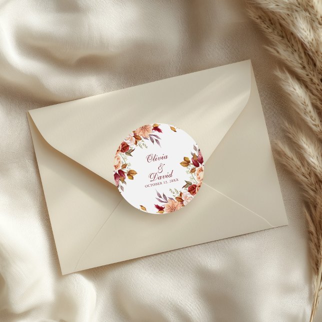 Boho Modern Burnt Orange Terracotta Floral Wedding Runder Aufkleber (Boho Modern Burnt Orange Terracotta Floral Wedding Classic Round Sticker on a wedding envelope)