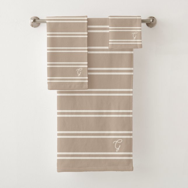 Boho Modern Monogrammed Name Striped Taupe Badhandtuch Set (Insitu)