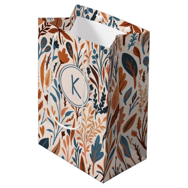 Boho-Monogramm Herbstblätter Mittlere Geschenktüte (Vorderseite Schrägansicht)