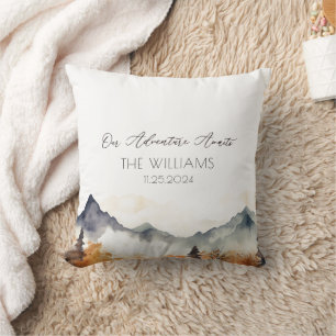 Boho Neutral Mountain Wedding Couple Kissen