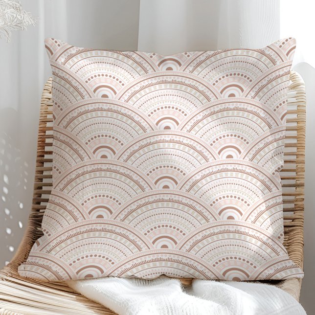 Boho Neutrales Regenbogenmuster Kissen (Boho Neutral Rainbow Pattern Pillow in a sunny rattan armchair.)