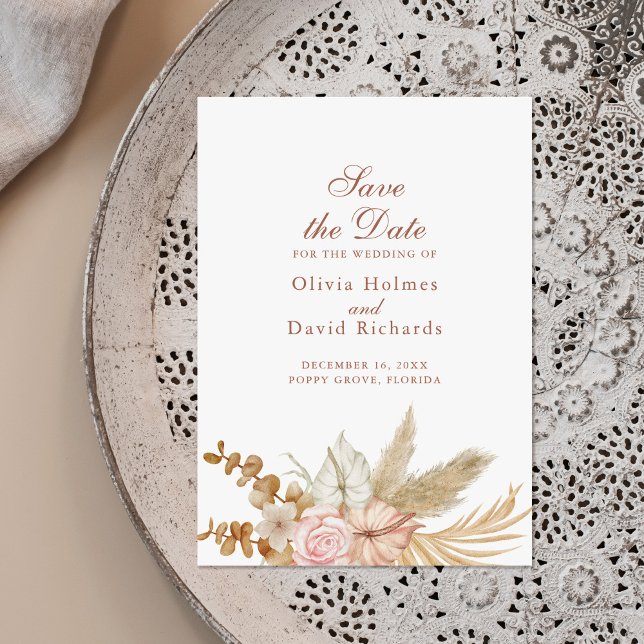 Boho Pampas Grass moderne Enregistrer la carte de  (Modern Boho Pampas Grass Save the Date Card on a beautiful neutral boho plate.)